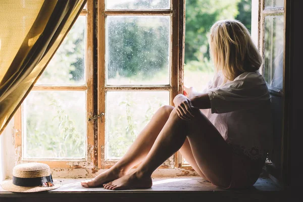 Vrouw Die Naar Het Raam Kijkt — Stockfoto