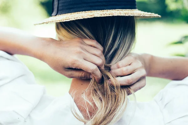 Coiffure Jeune Femme Aux Cheveux Longs — Photo