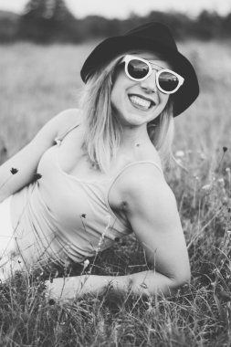 çim döşeme gülümseyen kadın