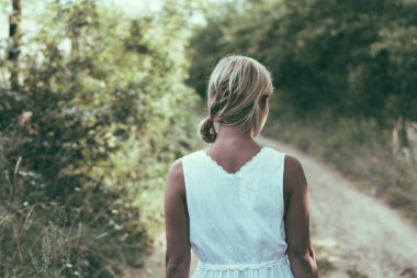 Doğru yürüyen sarışın kadın