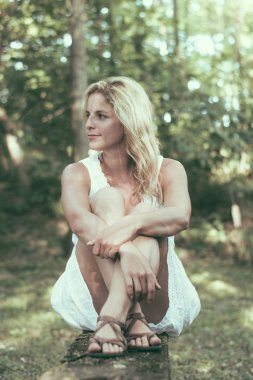 bankta oturan kadın