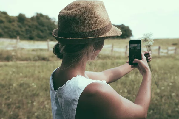 Femme Prenant Des Photos Avec Téléphone Portable — Photo