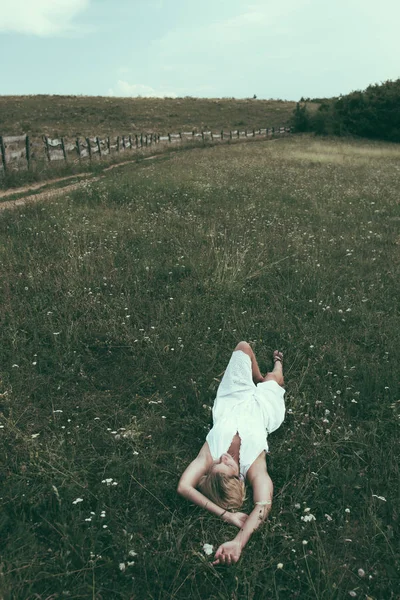 Žena Těší Příroda Krásná Blondýnka Relaxační Venkovní — Stock fotografie