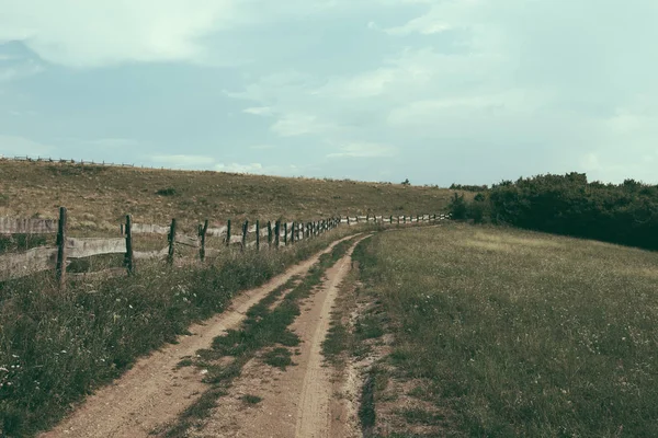 Camino Campo Vacío Con Valla Madera —  Fotos de Stock