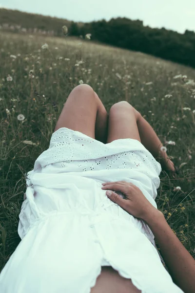 Vrouw Liggen Gras First Person Perspectief — Stockfoto