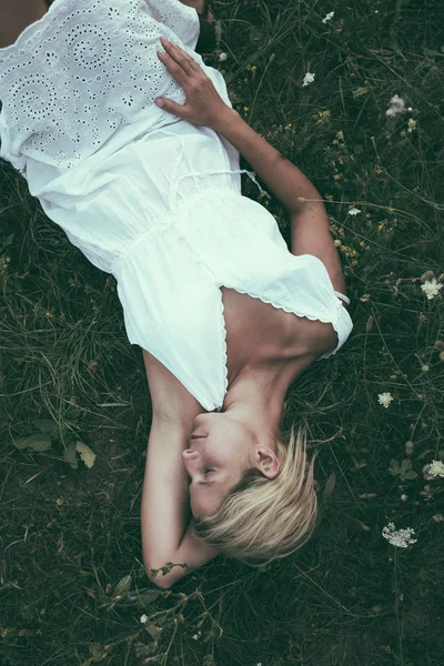 Kvinnan Tycker Naturen Vacker Blond Kvinna Avkopplande Utomhus — Stockfoto
