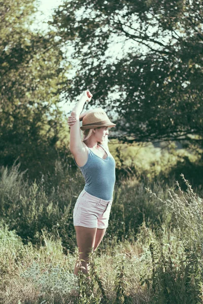 Donna Con Braccia Alzate Donna Gode Della Natura — Foto Stock