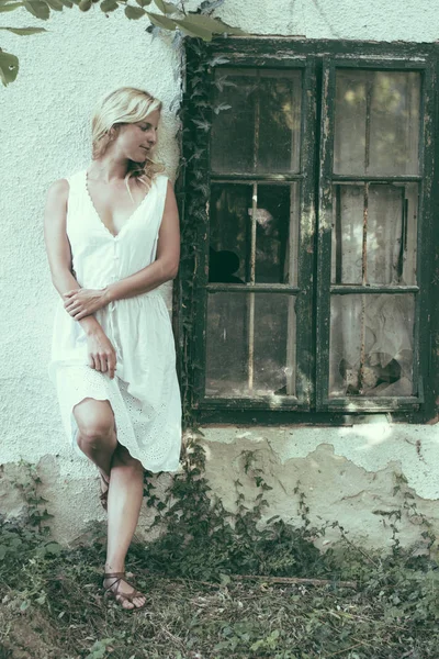 Frau Mit Langen Blonden Haaren Freien Alten Wochenendhaus — Stockfoto