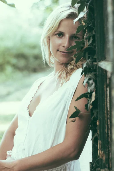 Vacker Blond Kvinna Utomhus — Stockfoto