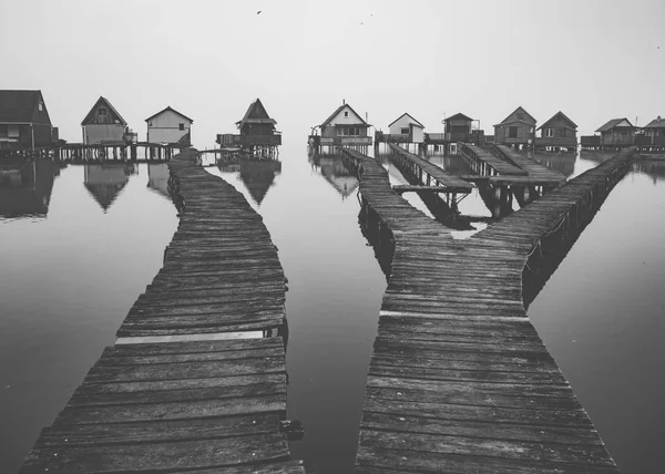 Ξύλινα Σπίτια Στη Λίμνη — Φωτογραφία Αρχείου