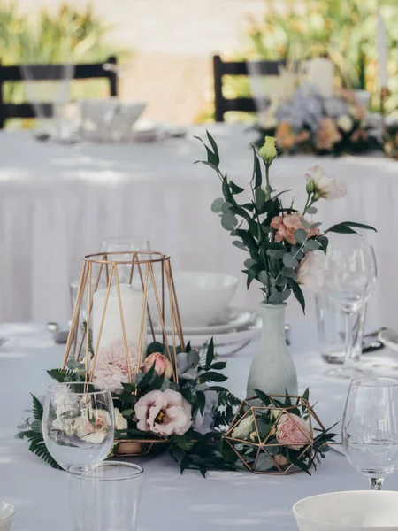 Kreative Hochzeitsdekoration Auf Dem Hochzeitstisch — Stockfoto