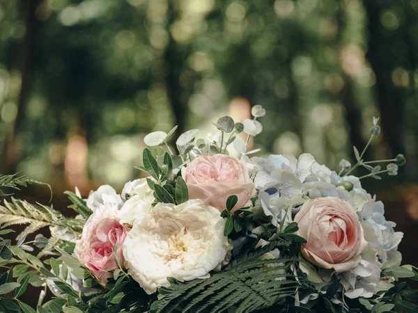 Bouquet Sposa Vicino Sfondo Bokeh — Foto Stock