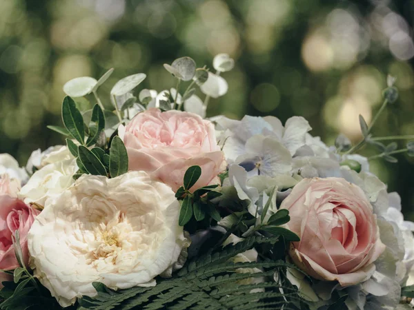 Bouquet Sposa Vicino Sfondo Bokeh — Foto Stock