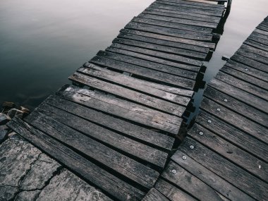 Göl üzerinde ahşap tahta
