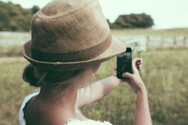 Açık fotoğraf çekmeye şapkalı şık kadın