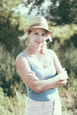 Şapkalı genç kadın.