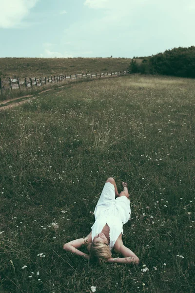 Mujer Disfrutando Vida Acostada Hierba — Foto de Stock