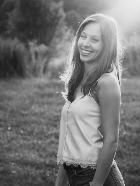 Gülümseyen esmer kadın açık