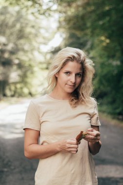 Parktaki genç bir kadının portresi