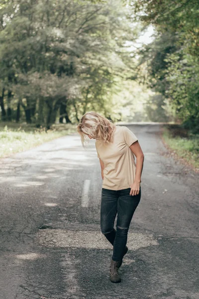 Mujer Joven Caminando Por Carretera —  Fotos de Stock