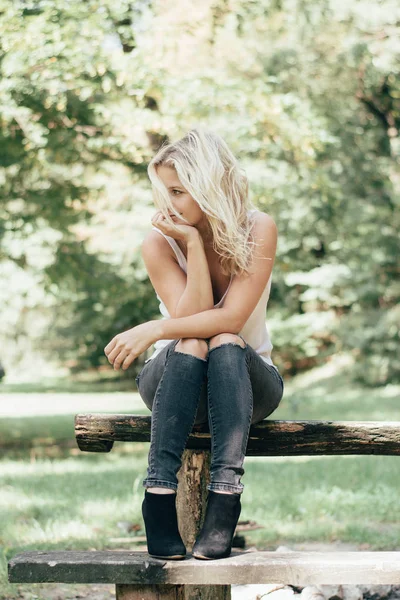 Piękna Blondynka Kobieta Siedzi Zewnątrz Park — Zdjęcie stockowe
