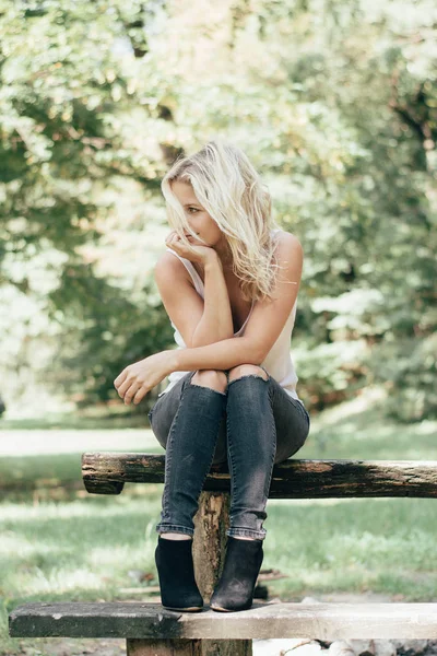 Mulher Loira Bonita Sentada Parque Livre — Fotografia de Stock