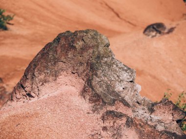 Terk edilmiş boksit madeni görünümü
