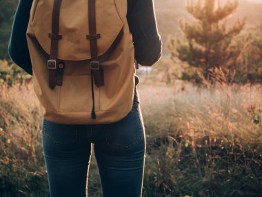 Yolculuğa Backpacker kadın. Gezgin kadın arkadan görünüş. 