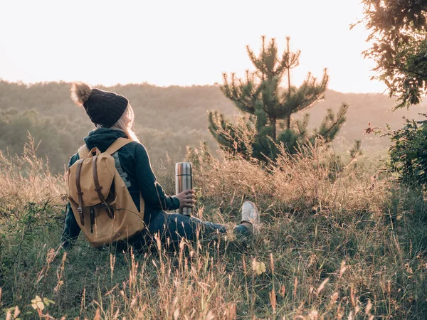 Voyageur Femme Reposant Plein Air Coucher Soleil — Photo