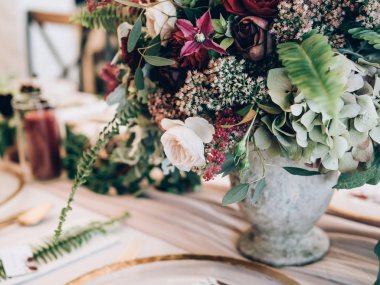 Mükemmel bir düğün dekorasyon. Düğün için çiçek masa süslemeleri