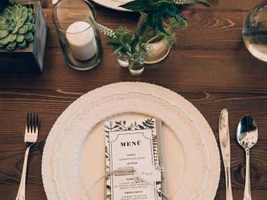 Mükemmel bir düğün dekorasyon. Düğün için çiçek masa süslemeleri