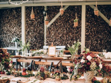 Mükemmel bir düğün dekorasyon. Düğün için çiçek masa süslemeleri