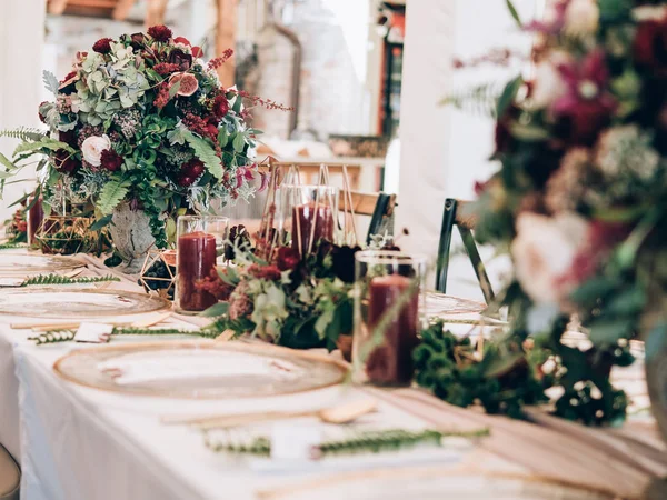 Mükemmel Bir Düğün Dekorasyon Düğün Için Çiçek Masa Süslemeleri — Stok fotoğraf