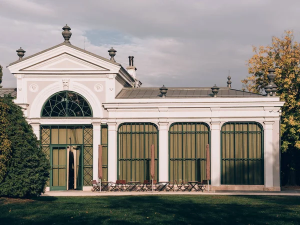 Beau Bâtiment Dans Parc Public Palmeraie Jardin Anglais — Photo