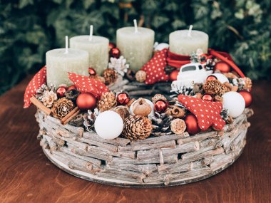 Advent çelenk öncesi Noel zamanı için. DIY Noel süsleri.