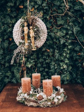 Advent çelenk öncesi Noel zamanı için. DIY Noel süsleri.