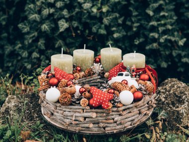 Advent çelenk öncesi Noel zamanı için. DIY Noel süsleri.