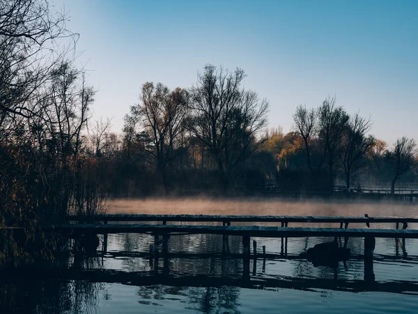 Lago Brumoso Con Muelle Madera Niebla Mañana — Foto de Stock