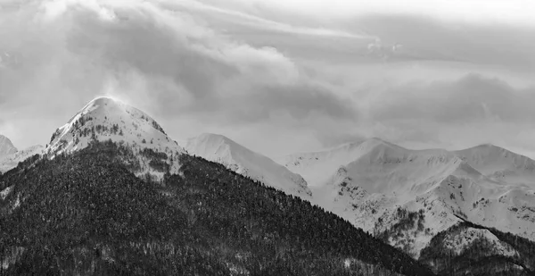 Berglandschaft Schneebedeckter Berg — Stockfoto