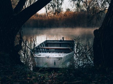 Puslu gölde tekne. Eski balıkçı teknesi.