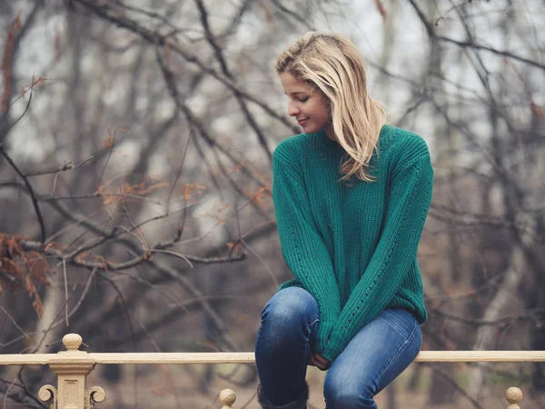 Einsame Frau Sitzt Auf Zaun Öffentlichem Park — Stockfoto