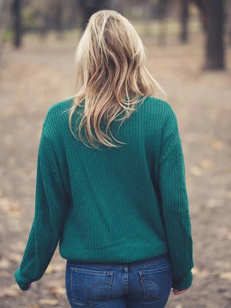 Achteraanzicht Van Blonde Vrouw Geniet Van Wandelen Openbaar Park — Stockfoto