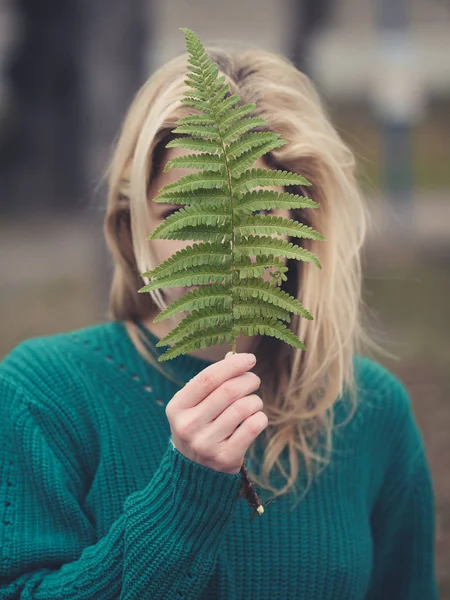 Kvinna Som Håller Löv Framför Hennes Ansikte — Stockfoto