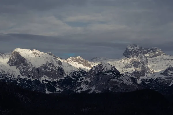 Hóval Borított Hegylánc Triglav Felhők Alatt Júliai Alpok — Stock Fotó