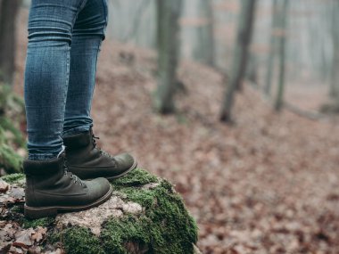 Bot üzerinde orman yolu yürüyüş. 