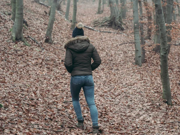 森で歩いている女性 旅行者の女性 — ストック写真