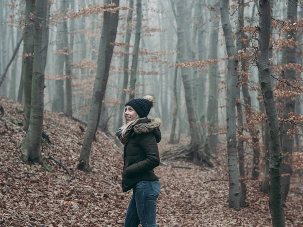 Femme Marchant Dans Forêt Voyageur Femme — Photo