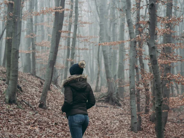 Uma Mulher Caminhar Floresta Mulher Viajante — Fotografia de Stock