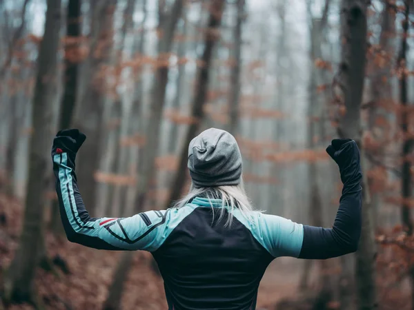 Girl Power Vrouwelijke Atleet Buigen Spier Vorst — Stockfoto