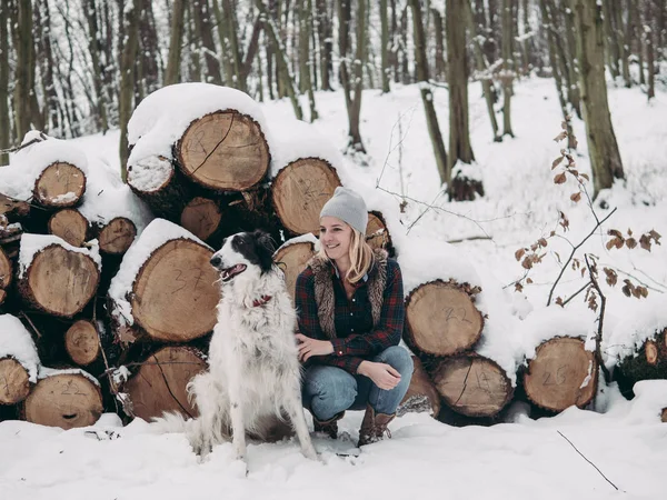 Mulher Seu Cão Floresta Inverno — Fotografia de Stock